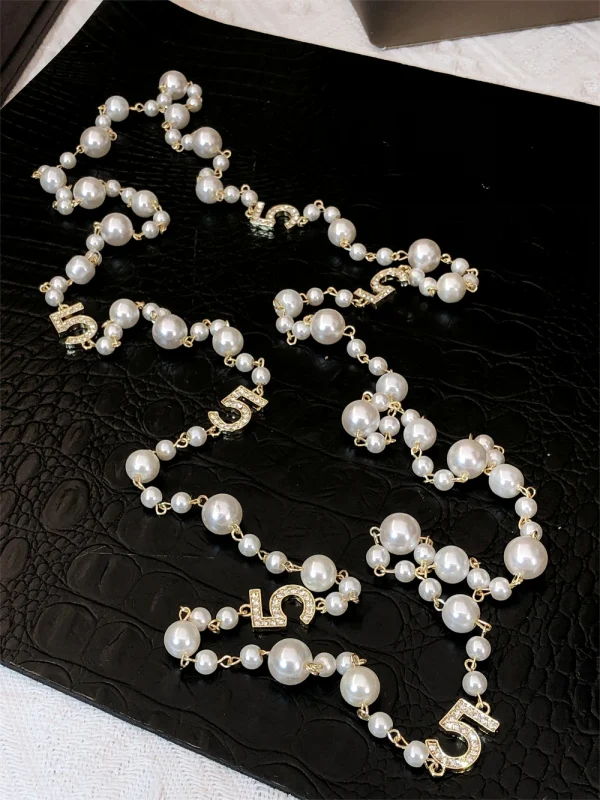 long collier de perles avec pendentifs