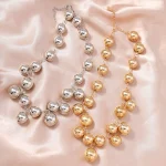 Gros collier de perles ras du cou doré