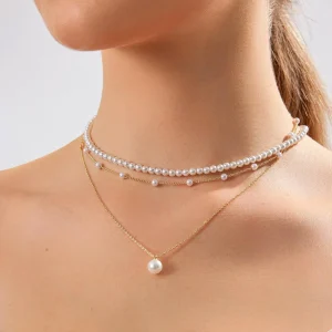 Collier de perles blanches et dorés ras du cou