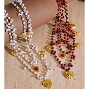 Triple collier de perles pendentifs cœurs
