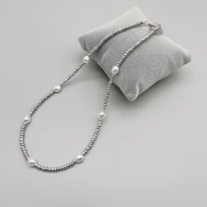 collier ras de cou de perles argentées